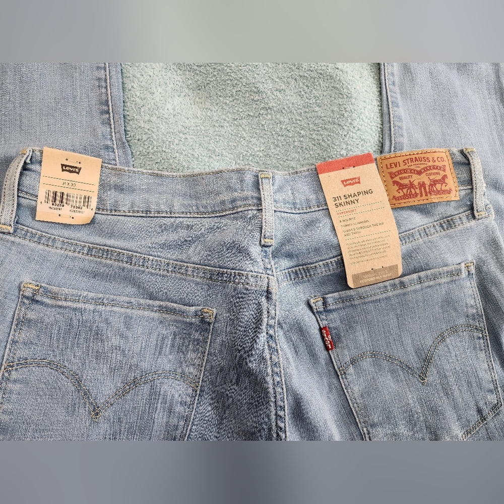 Levi's Women's Light Wash Skinny Jeans - Picture 5 of 5